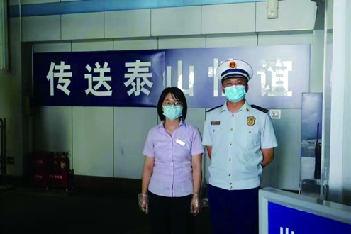 李令政和徐娜组成的“最美家庭”,是一张家喻户晓的“泰山名片”受访者供图